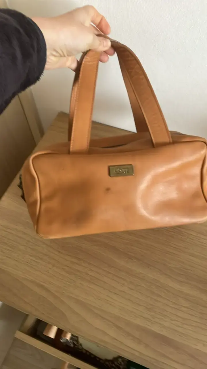 Cosmetiquero de cuero negra con diseño elegante - 2