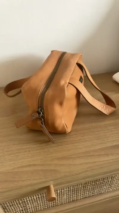 Cosmetiquero de cuero negra con diseño elegante - miniatura 3
