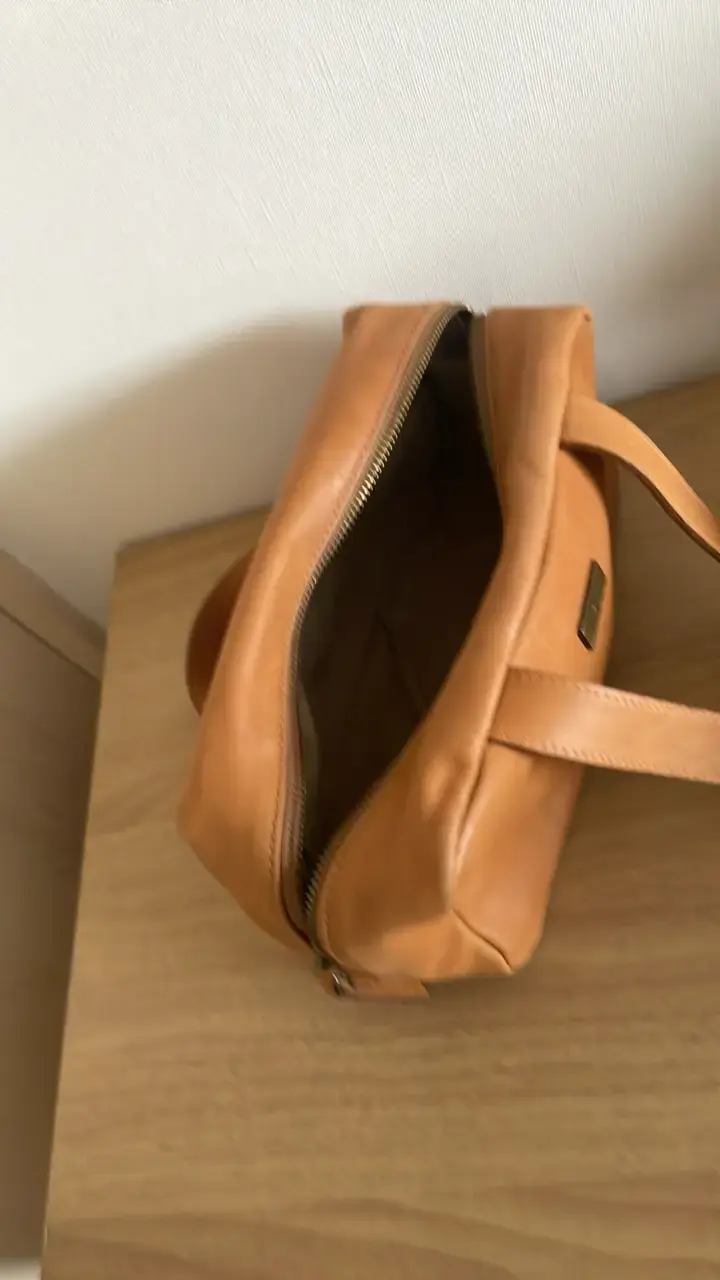 Cosmetiquero de cuero negra con diseño elegante - 4