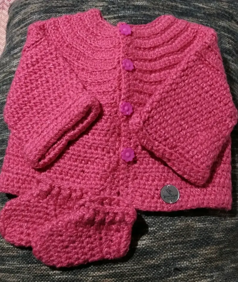 Chaleco tejido a mano para bebé color fucsia