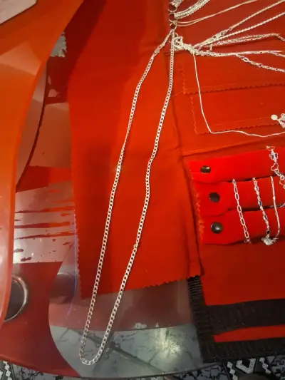 Collar de plata con dije de cruz y círculo - miniatura 4