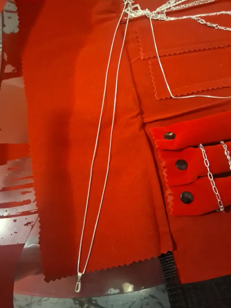 Collar de plata con dije de cruz y círculo - 5
