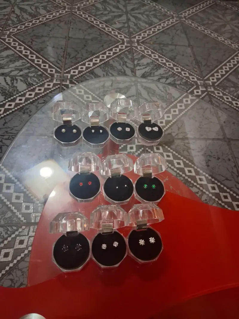 Set de joyería variada con aretes, anillos y pulseras - 1