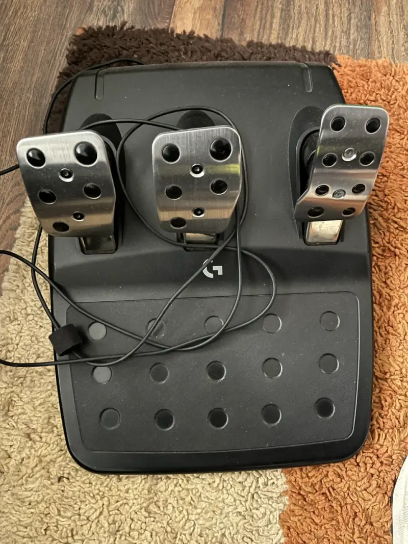 Volante de carreras Logitech con pedales y palanca de cambios - 2