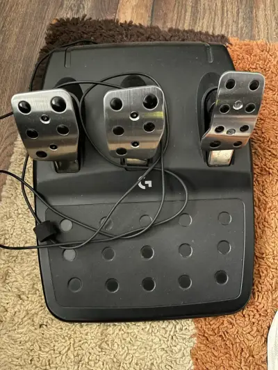 Volante de carreras Logitech con pedales y palanca de cambios - miniatura 2