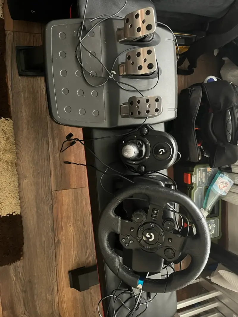 Volante de carreras Logitech con pedales y palanca de cambios - 3