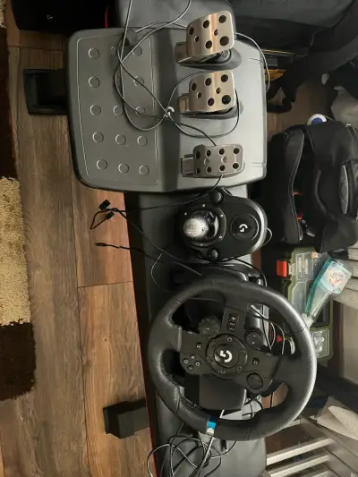 Volante de carreras Logitech con pedales y palanca de cambios - miniatura 3