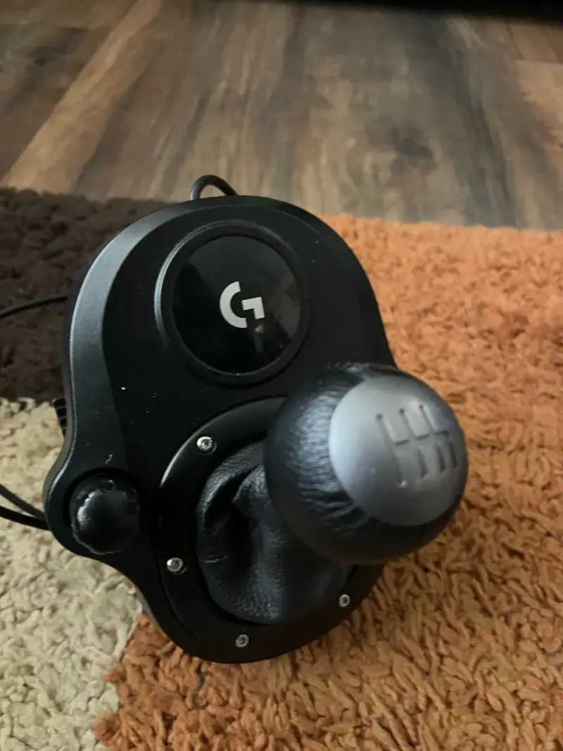 Volante de carreras Logitech con pedales y palanca de cambios - 4