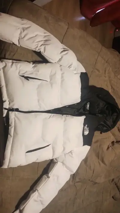 Chaqueta The North Face acolchada blanca y negra - miniatura 1
