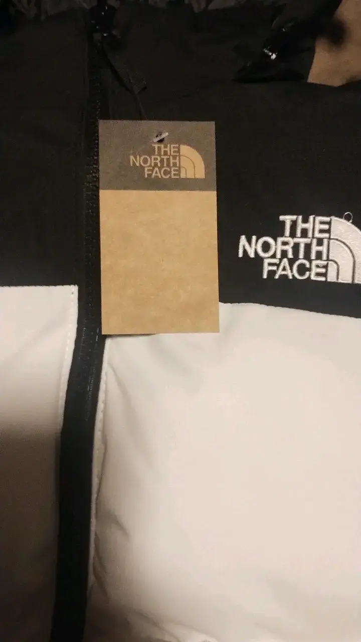 Chaqueta The North Face acolchada blanca y negra - 2
