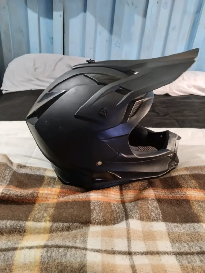 Casco de motocross negro con visera - 1