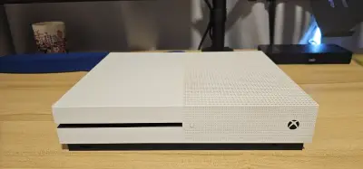 Consola Xbox One S con dos controles - miniatura 1
