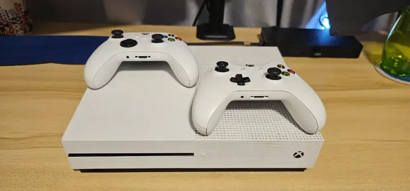 Consola Xbox One S con dos controles - 6