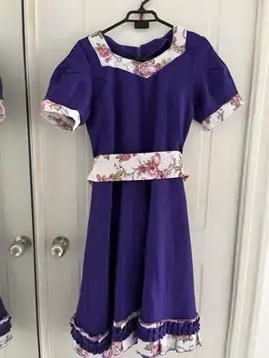 Vestido morado con detalles florales de cueca - 1