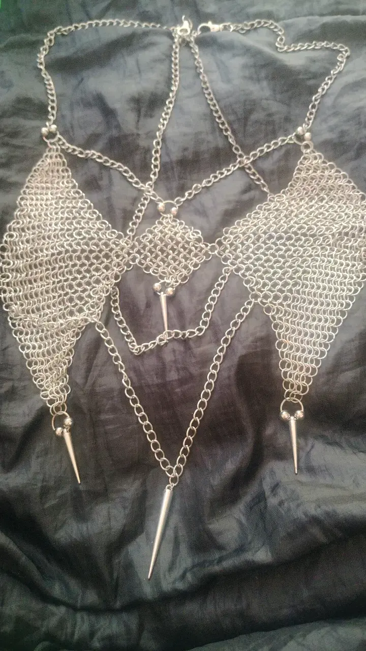 Top de cadena metálica con diseño punk