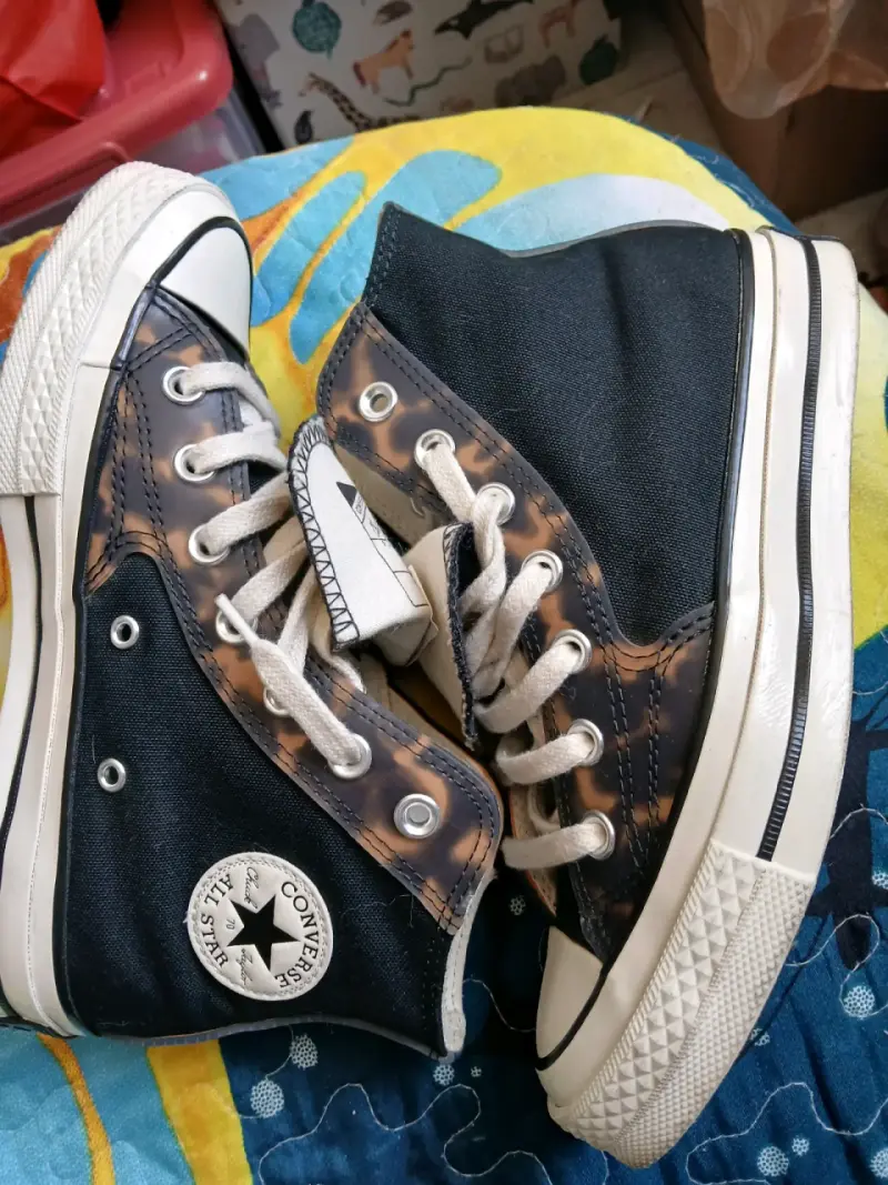 Zapatillas Converse All Star negras con diseño único - 4