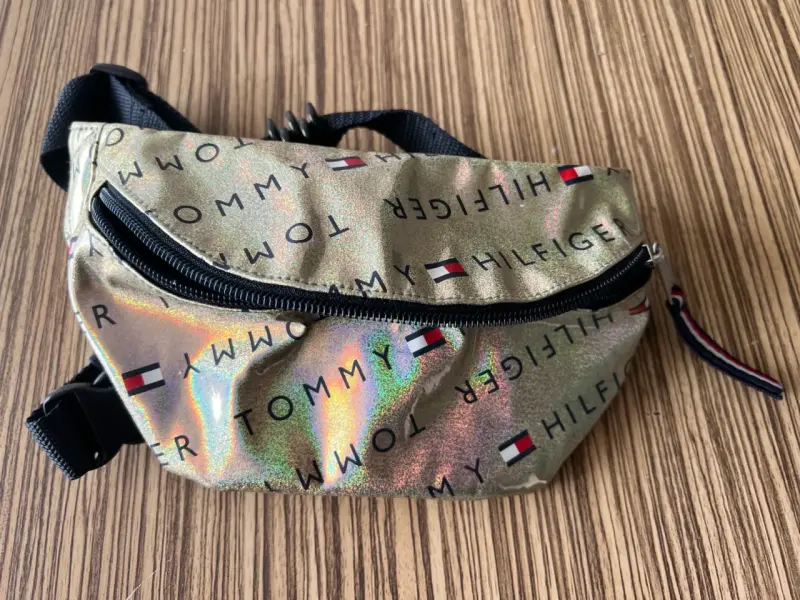 Banano Tommy Hilfiger dorada holográfica