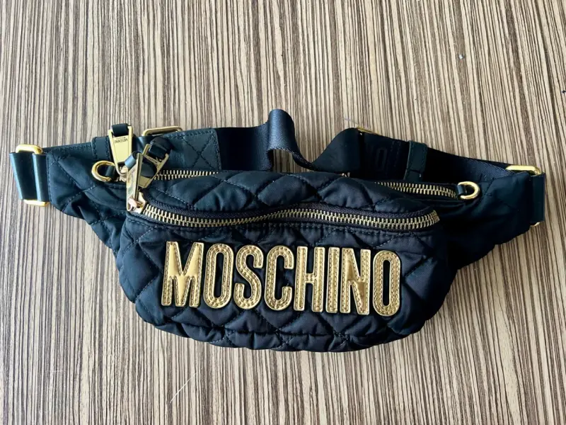Banano negro Moschino con detalles dorados - 1