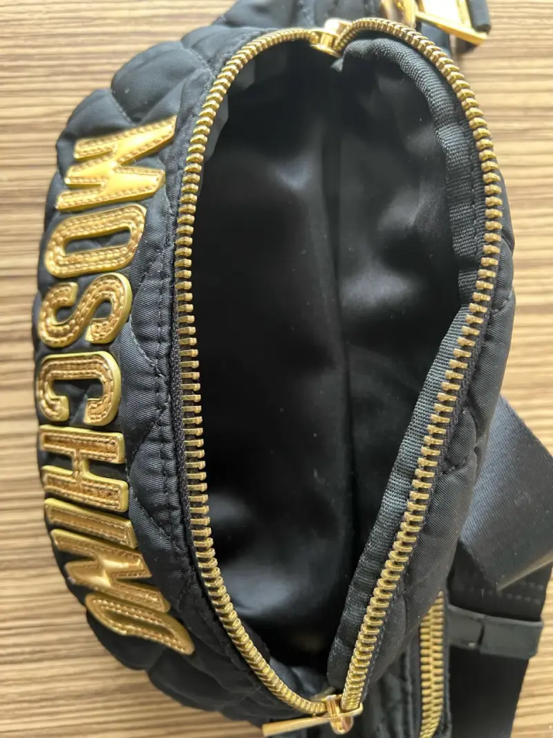 Banano negro Moschino con detalles dorados - 2