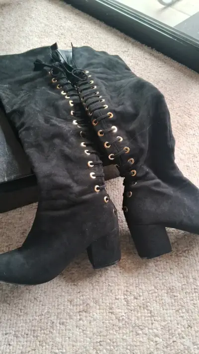 Botas negras de gamuza con cordones - miniatura 1