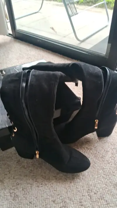 Botas negras de gamuza con cordones - miniatura 2