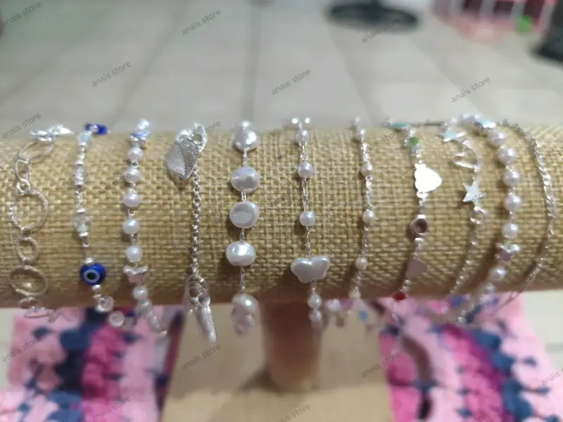 Pulseras de plata con dijes y perlas - 1
