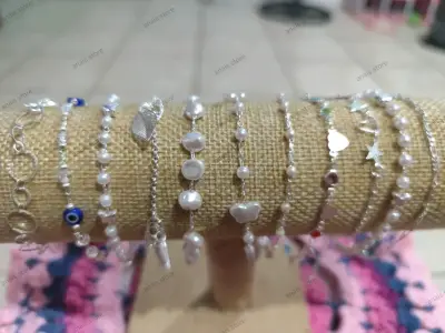 Pulseras de plata con dijes y perlas - miniatura 1