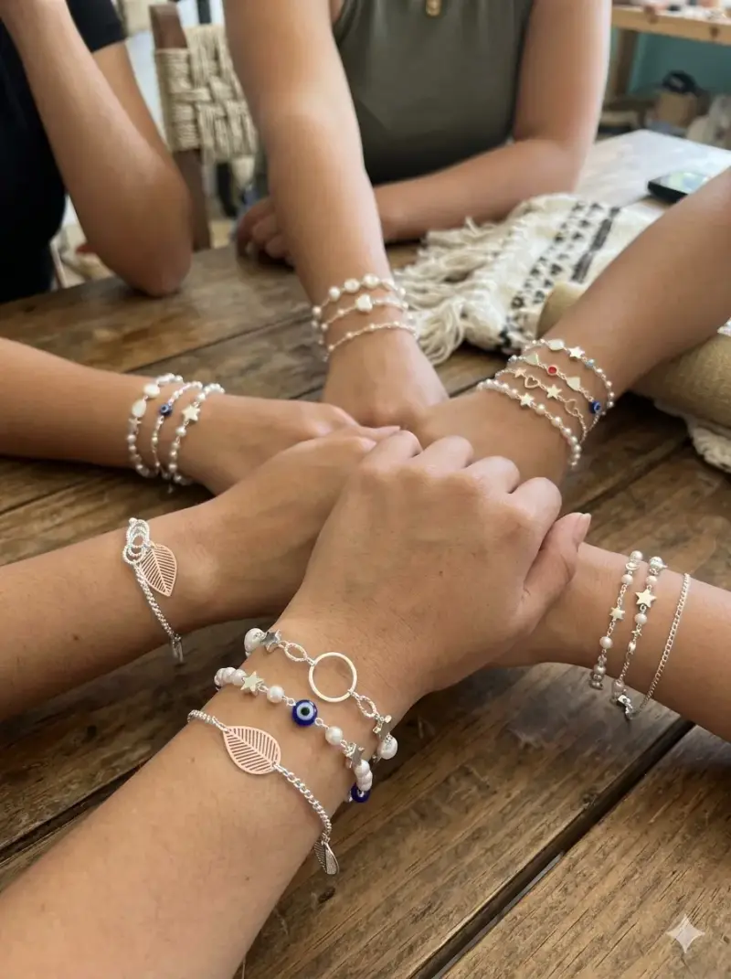 Pulseras de plata con dijes y perlas - 2