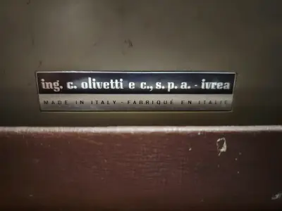 Máquina de escribir Olivetti Studio 44 con estuche - miniatura 4