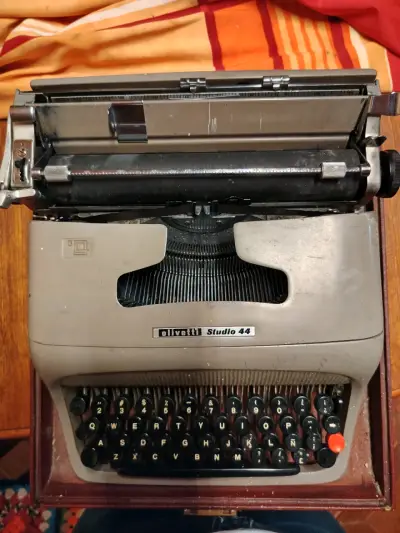 Máquina de escribir Olivetti Studio 44 con estuche - miniatura 5