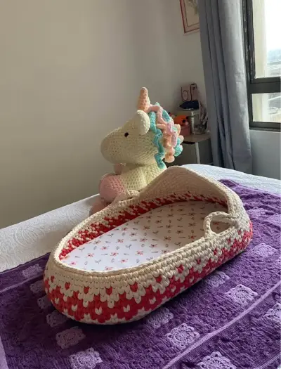 Cuna de bebé tejida a mano Tres Ovillos - miniatura 1