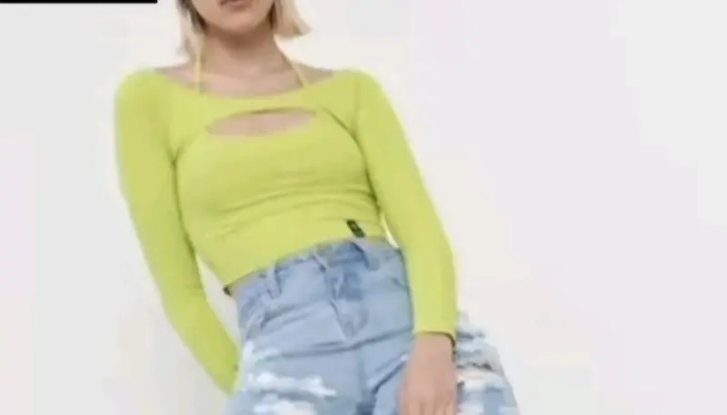 Top corto con aberturas en frente verde y blanco - 2