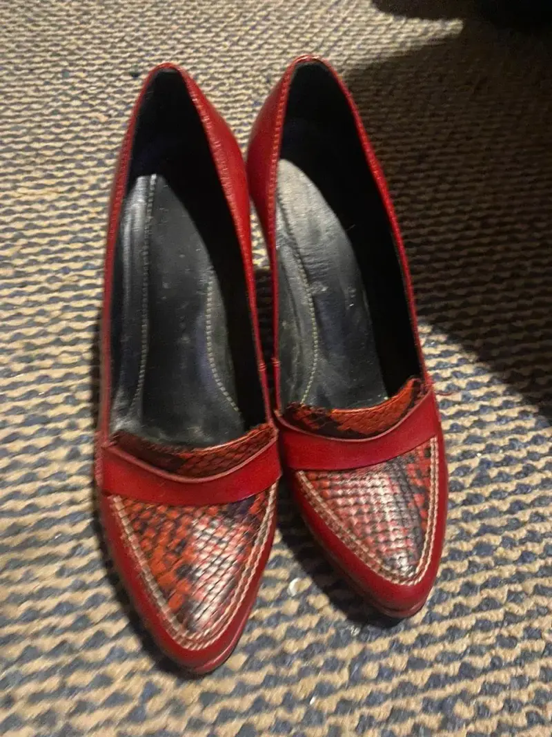 Zapatos de tacón rojos con diseño de serpiente