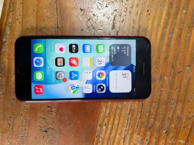 iPhone SE 2020  rojo en buen estado - miniatura 1