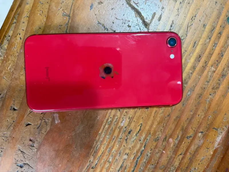 iPhone SE 2020  rojo en buen estado - 2