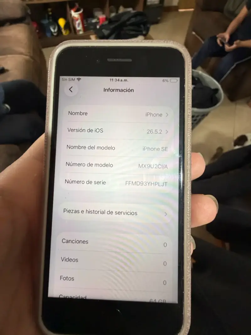iPhone SE 2020  rojo en buen estado - 4