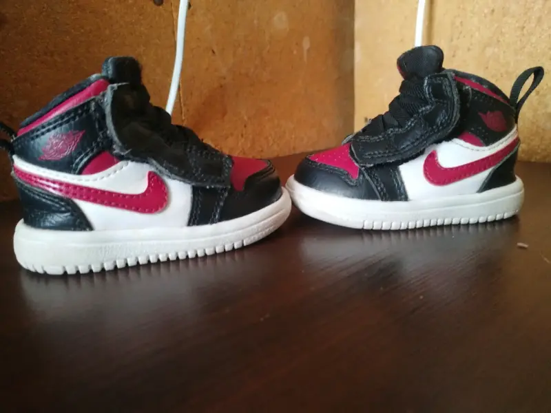 Zapatillas deportivas para bebé Nike Air Jordan negras y rojas - 1