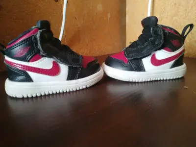 Zapatillas deportivas para bebé Nike Air Jordan negras y rojas - miniatura 1