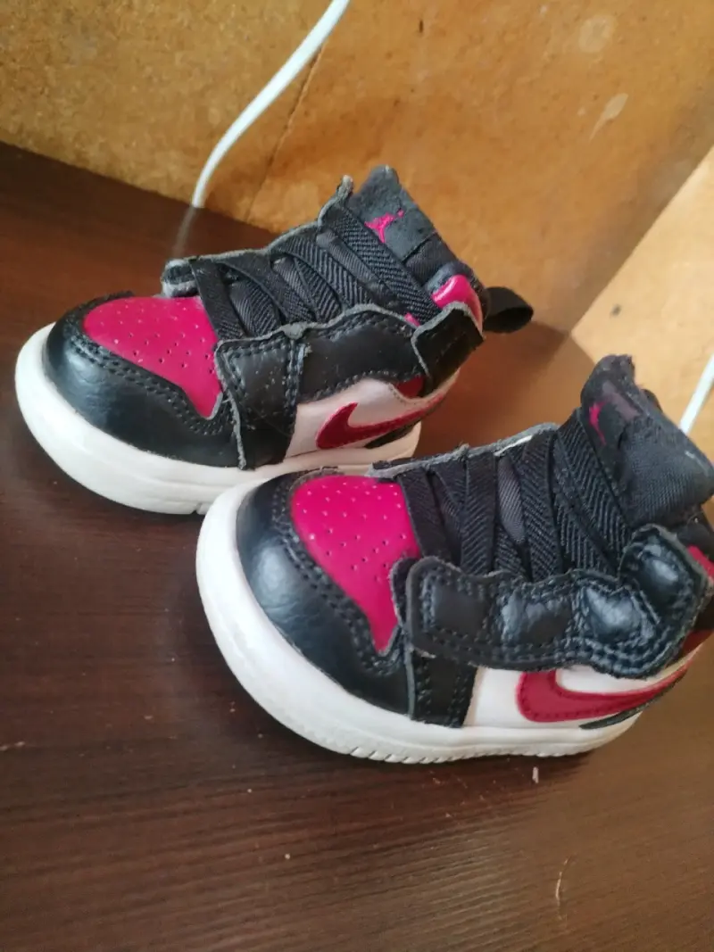 Zapatillas deportivas para bebé Nike Air Jordan negras y rojas - 2