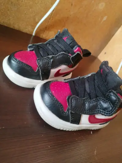 Zapatillas deportivas para bebé Nike Air Jordan negras y rojas - miniatura 2