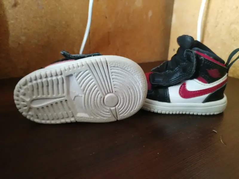 Zapatillas deportivas para bebé Nike Air Jordan negras y rojas - 3