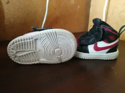 Zapatillas deportivas para bebé Nike Air Jordan negras y rojas - miniatura 3
