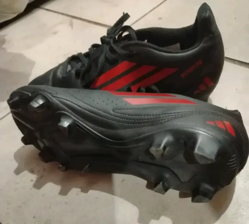 Botines de fútbol negros con detalles rojos - 2