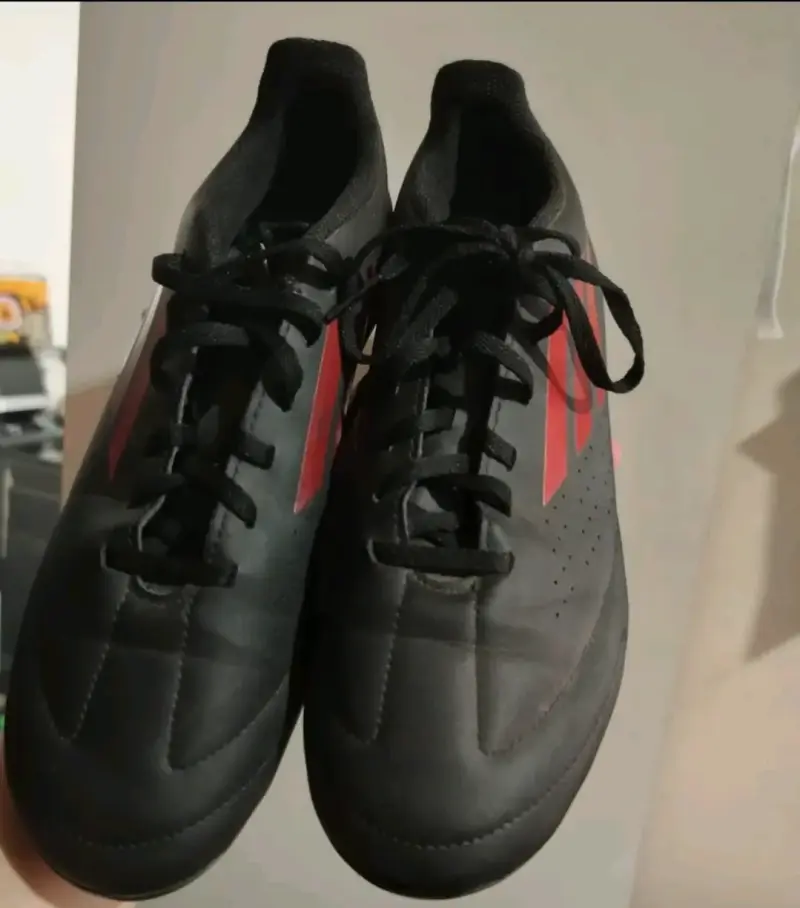 Botines de fútbol negros con detalles rojos - 3