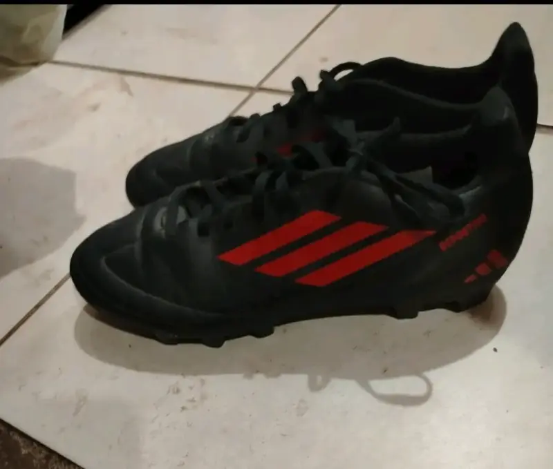 Botines de fútbol negros con detalles rojos - 4