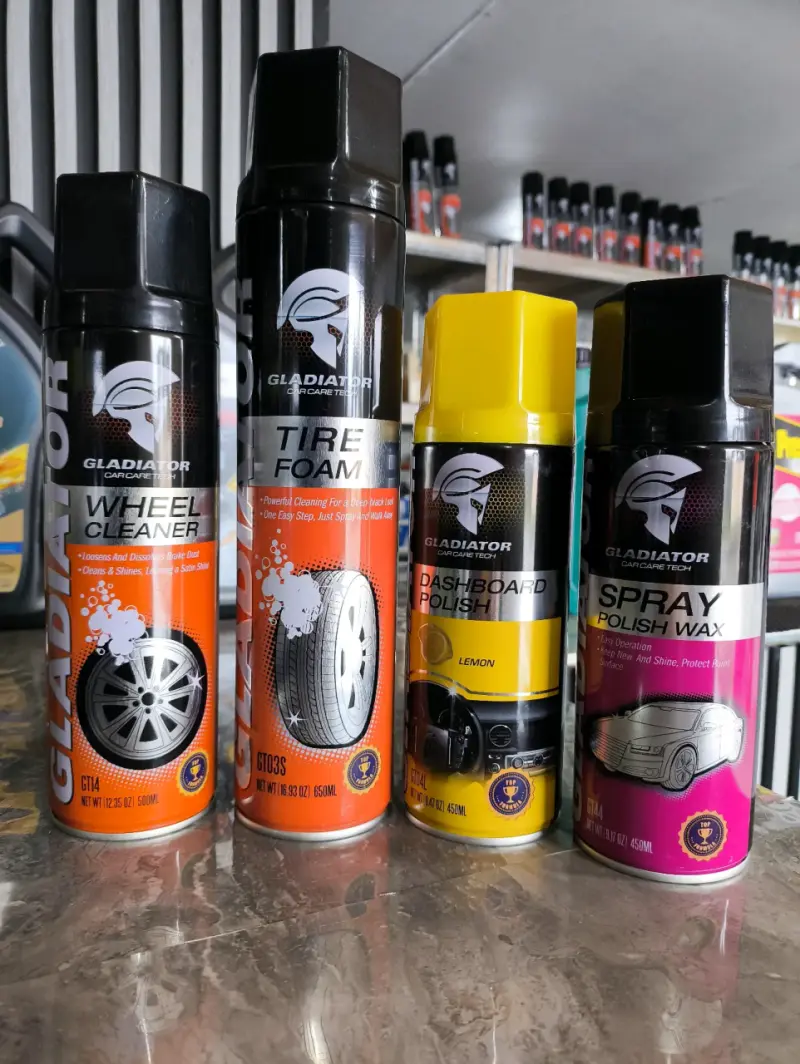 Kit de limpieza automotriz Gladiator con limpiador de ruedas y cera