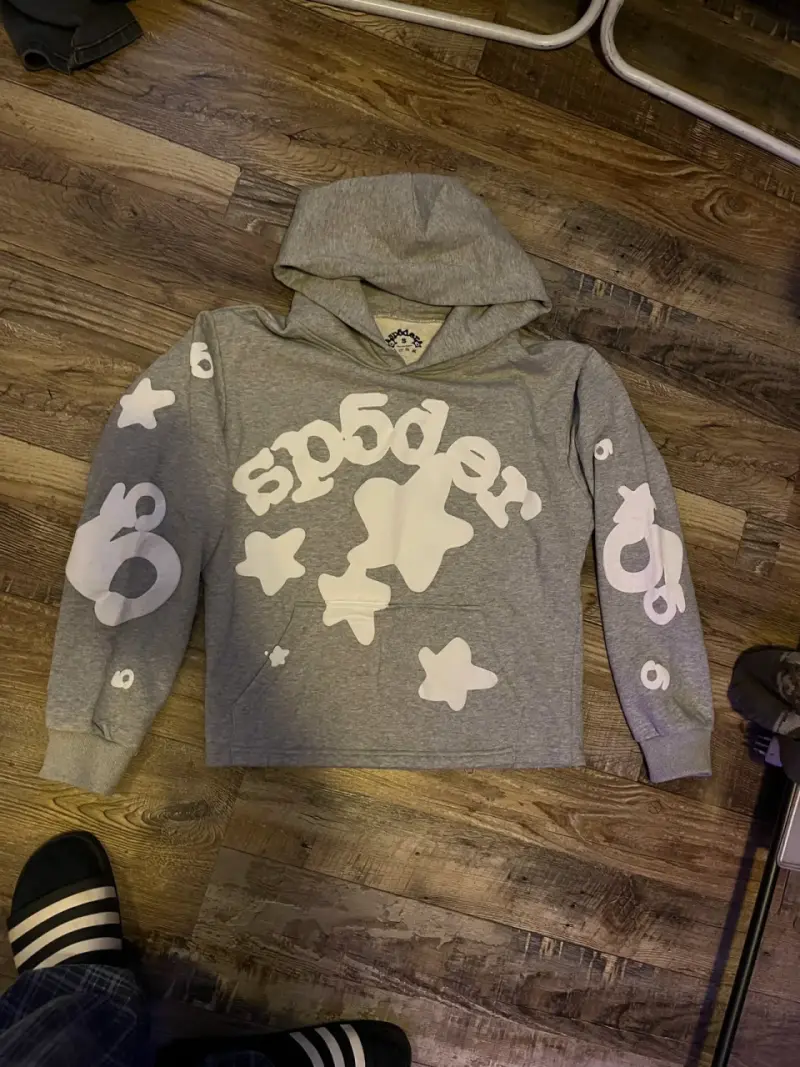Polerón gris con capucha y diseño Sp5der - 1