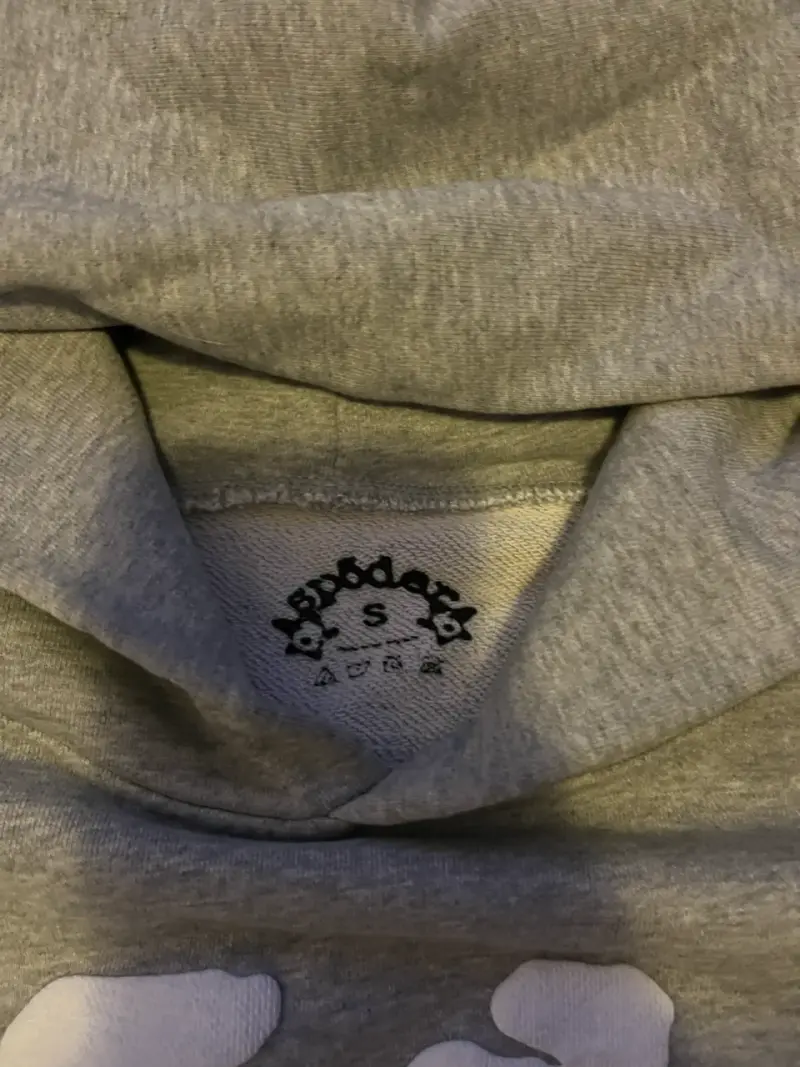 Polerón gris con capucha y diseño Sp5der - 3