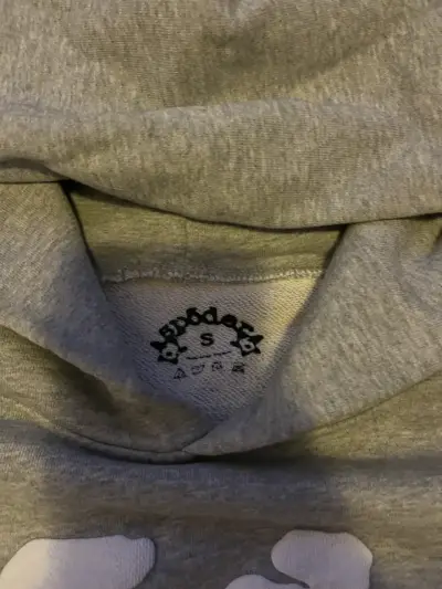 Polerón gris con capucha y diseño Sp5der - miniatura 3