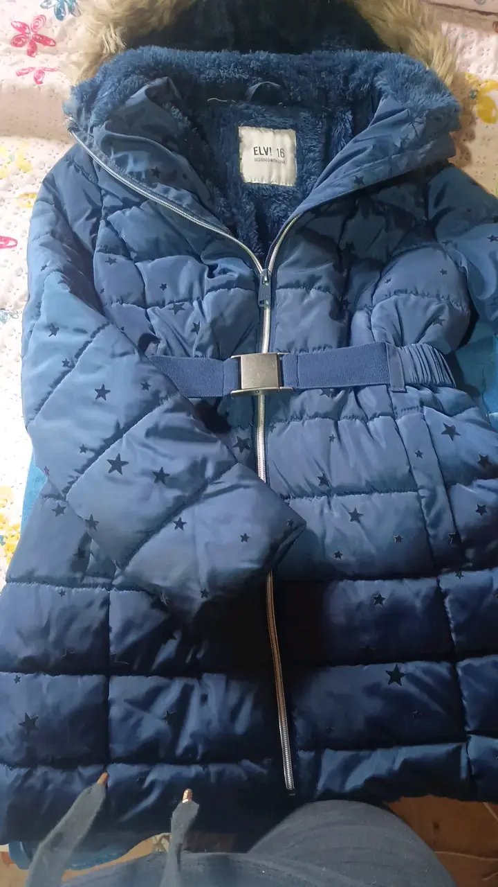 Abrigo azul con capucha y cinturón para niña
